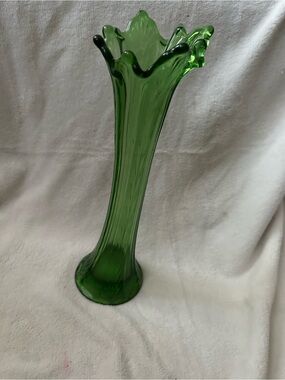 L.E. Smith Avocado Green Swung Vase